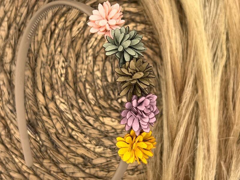 Diadeem flower - leren bloemetjes - khaki kleur diadeem - roze / groen / bruin / paars / okergeel