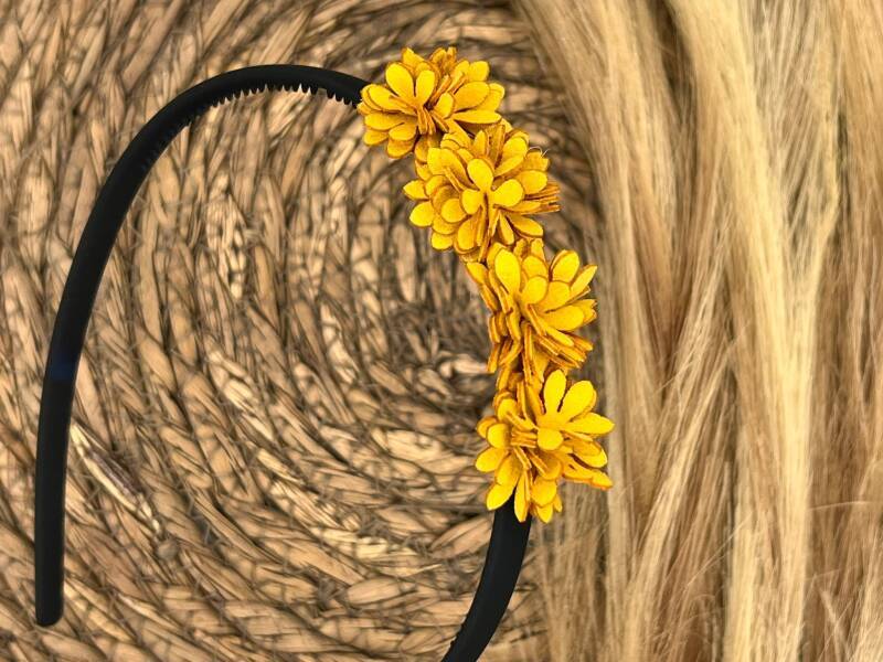 Diadeem leather flower - leren bloemetjes - zwart kleur diadeem - okergeel