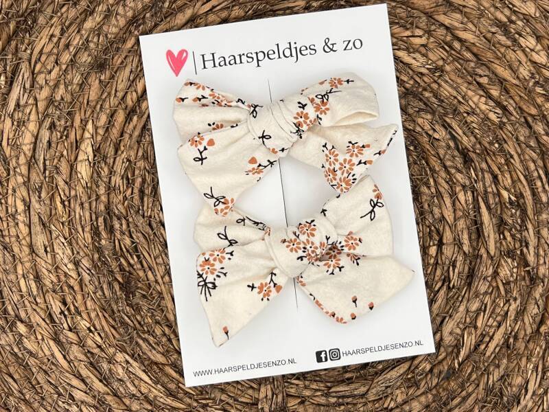 Haarstrik Flo setje 15 - set van twee strikken - stof/kant - alligatorclip - bloemetjes - beige