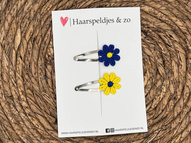 Blauw/geel (gele) madeliefjes op klikklakspeldjes - carnaval - haaraccessoires — 3 cm speldjes