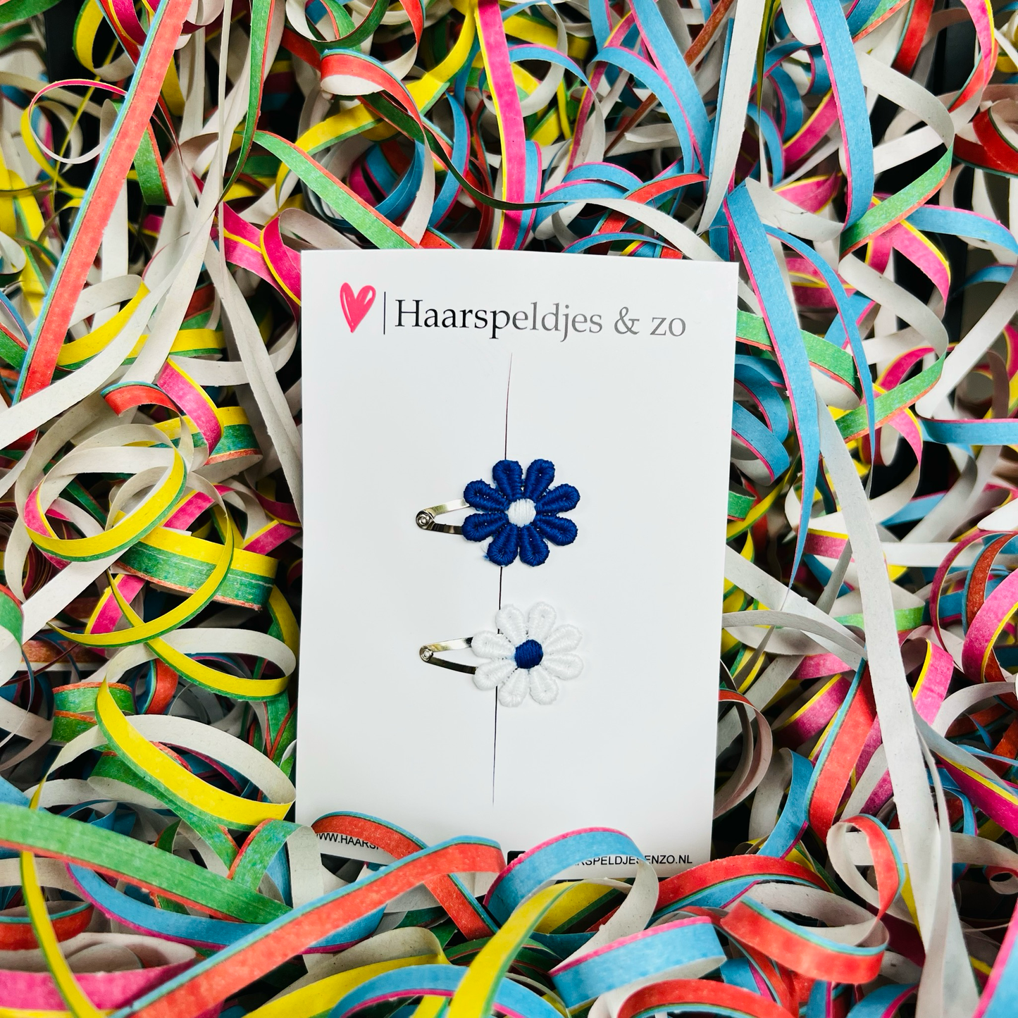 Blauw/wit (witte) madeliefjes op klikklakspeldjes - carnaval - haaraccessoires — 3 cm speldjes