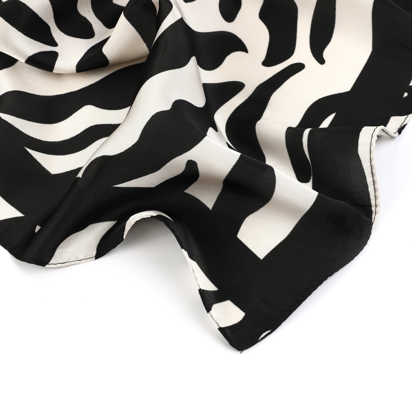 Foulard femme - mini écharpe - mode féminine - carré en tissu - effet satin - imprimé animal - noir