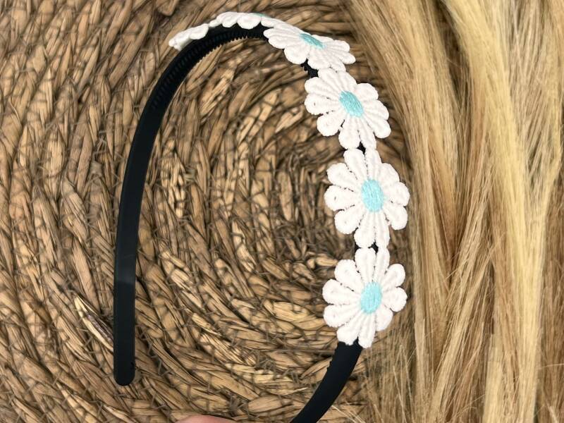 Diadeem - haarband - madeliefjes lichtblauw -bloemen - bloemetjes