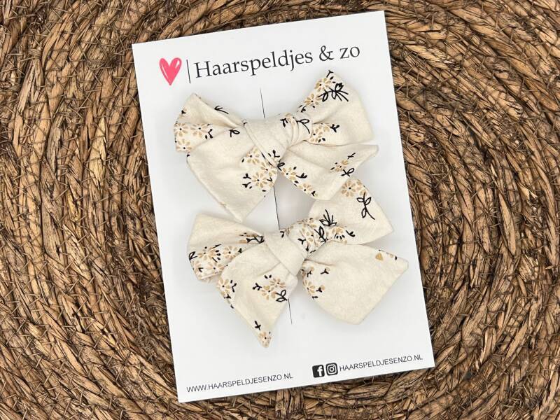 Haarstrik Flo setje 18 - set van twee strikken - stof/kant - alligatorclip - bloemetjes - beige