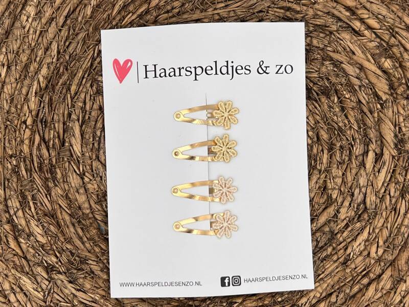 Haarspeldjes Flower - klikklak - met een lief klein bloemetje - beige/khaki — zilveren speldjes