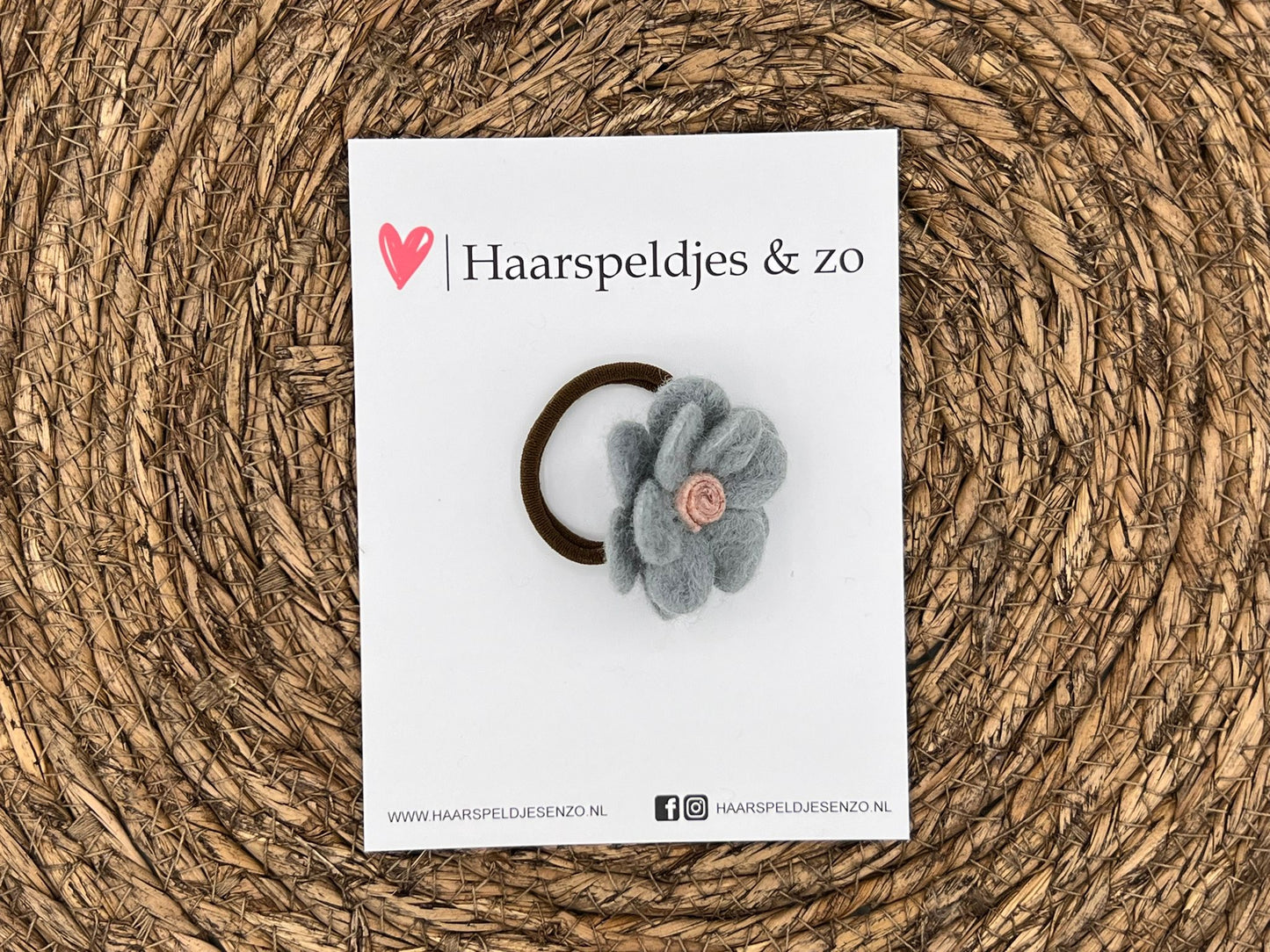 Elastiek - per stuk - hippe kleuren - met bloem - wol - meisjes - blossem - lichtblauw