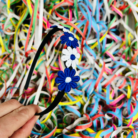 Diadeem met blauw/wit (witte) madeliefjes - carnaval - haaraccessoires