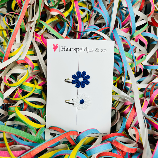 Blauw/wit (witte) madeliefjes op klikklakspeldjes - carnaval - haaraccessoires — 3 cm speldjes