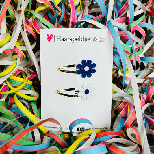 Blauw/wit (witte) madeliefjes op klikklakspeldjes - carnaval - haaraccessoires — 5 cm speldjes