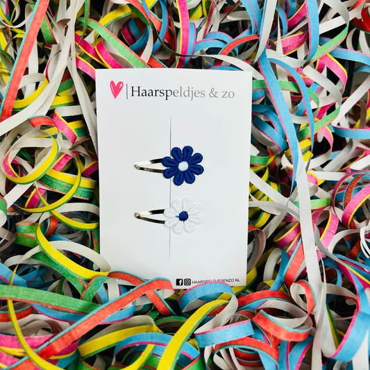Blauw/wit (witte) madeliefjes op klikklakspeldjes - carnaval - haaraccessoires — 4 cm speldjes