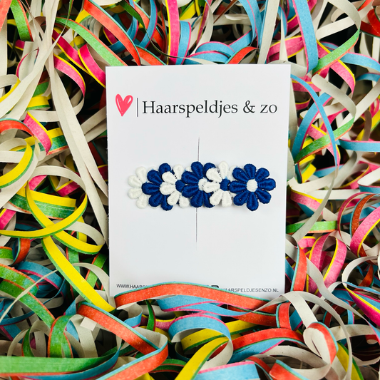Blauw/wit (witte) madeliefjes op alligatorclip (groot) - carnaval - haaraccessoires