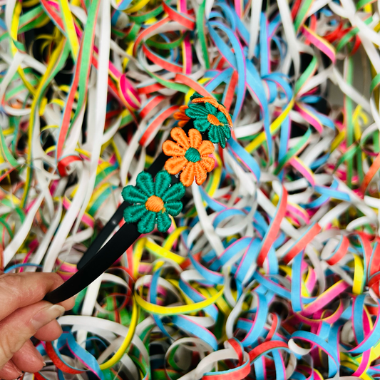 Diadeem met groen/oranje madeliefjes - carnaval - haaraccessoires