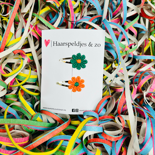 Groen/oranje madeliefjes op klikklakspeldjes - carnaval - haaraccessoires — 4 cm speldjes