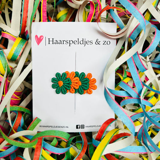 Groen/oranje madeliefjes op alligatorclip - carnaval (klein) - haaraccessoires